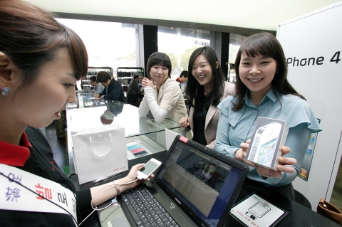 28일 서울 종로구 KT 올레스퀘어에서 김민주(24세, 독산동)씨가 아이폰4 화이트 모델을 1호로 개통하고 있다. 가장 우측이 김민주 씨.
