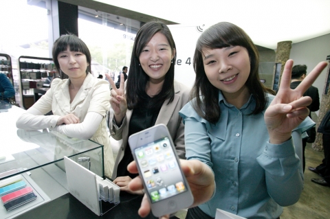 28일 서울 종로구 KT 올레스퀘어에서 김민주(24세, 독산동)씨가 아이폰4 화이트 모델을 1호로 개통하고 있다. 가장 우측이 김민주 씨.
