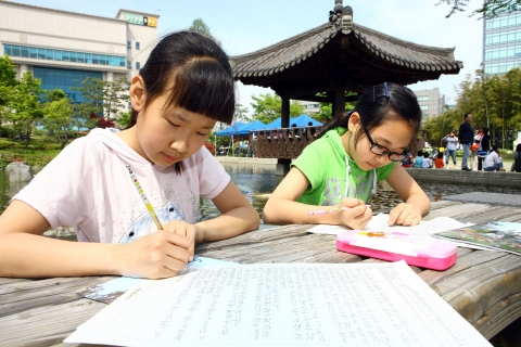 행사에 참가한 학생들이 편지 쓰기에 열심이다.