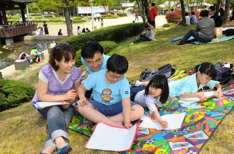 「제 19회 사랑의 편지쓰기」에 참가한 가족의 모습.