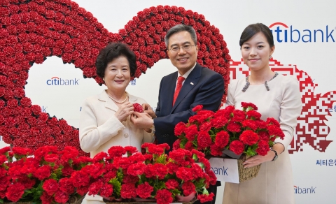 오늘 (4월 28일) 오전 한국씨티은행 다동 본점에서 하영구 은행장과 직원들이 영업점을 방문한 고객에게 감사의 마음을 담은 카네이션을 전달하고 있다. 한국씨티은행은 가정의 달을 맞