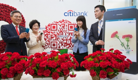 28일 오전 한국씨티은행 다동 본점에서 하영구 은행장과 직원들이 영업점에 설치된 QR코드를 스마트폰으로 찍어 감사의 메시지를 전하고 있다. 한국씨티은행 영업점에 비치된 QR코드를 