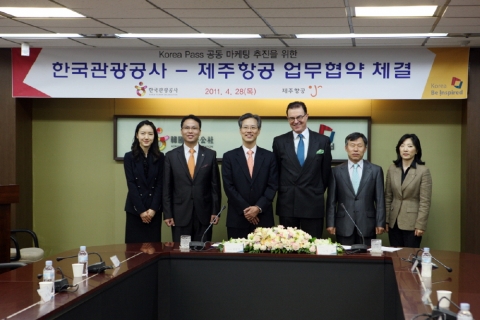 참가자 기념사진 (왼쪽부터 장진아 제주항공 영업전략팀 사원, 고경표 제주항공 영업전략팀 팀장, 김종철 제주항공  대표이사, 이참 한국관광공사 사장, 심정보 한국관광공사 경쟁력본부장, 강옥희 한국관광공사 홍보실장)