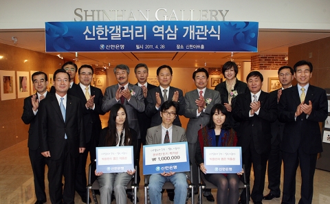 수상자들과 내외 귀빈들이 기념촬영 하는 모습.