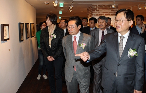 (우측부터) 신한은행 서진원 은행장 - 서울미술협회 이인섭 이사장 - 박칼린 음악감독이 전된 작품을 둘러 보고 있는 모습.