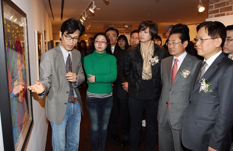 온라인 인기작가  상을 수상한 이승철 작가(좌측)가 작품을 설명 하는 모습.(우측부터)신한은행 서진원 은행장 - 서울미술협회 이인섭 이사장 - 박칼린 음악감독.