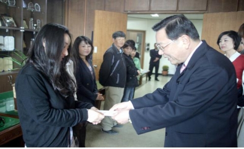 영광군, 2011년 소년소녀(위탁)가정 및 저소득 한부모 가정 자녀 대입학자금 전달