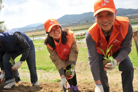 사진은 28일 경기도 성남시 수정구 태평동에 위치한 탄천 습지 생태원에서 SK C&C 정철길 사장을 비롯, 임직원들이 성남시민 100여명과 함께 나비 서식처 조성을 위한 야생화 모