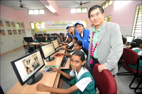 인도 첸나이 IT센터 준공식 後 최우수 삼성전자 반도체사업부 사회봉사단장(뒷줄 맨앞)과 삼성전자 임직원 자원봉사자들, 그리고 학생들이 교실 안에서 포즈를 취하고 있다.