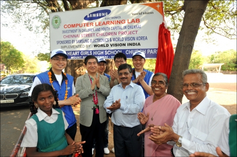 인도 첸나이 IT센터 준공식에서 최우수 삼성전자 반도체사업부 사회봉사단장(가운데)과 삼성전자 임직원 자원봉사자들, 그리고 현지 지역 주민들이 박수를 치며 즐거워하고 있다.