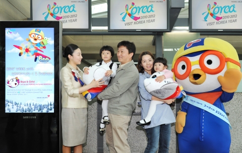 인천공항 아시아나 국제선 카운터에서 아시아나 직원 및 어린이 동반 탑승객들이 한국방문의해위원회 홍보대사인 뽀로로 캐릭터와 함께 기념촬영을 하고 있다.