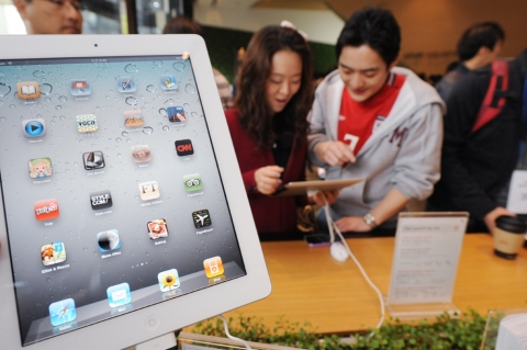 광화문 올레스퀘어에서 고객들이 애플 아이패드2를 체험해보고 있다.