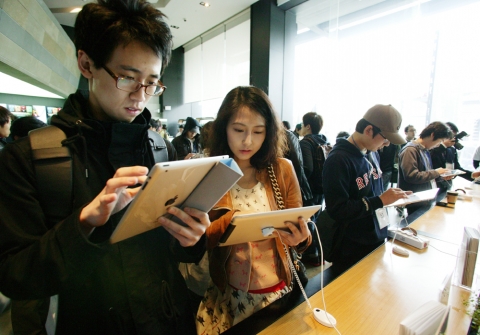 광화문 올레스케워에서 아이패드2를 가입한 고객들이 제품을 체험해보고 있다.