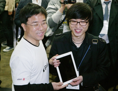KT 아이패드2 1호 구입자인 '김정윤' 씨와 KT 개인고객부문장 표현명 사장이 아이패드2를 들고 기념촬영을 하고 있다.
