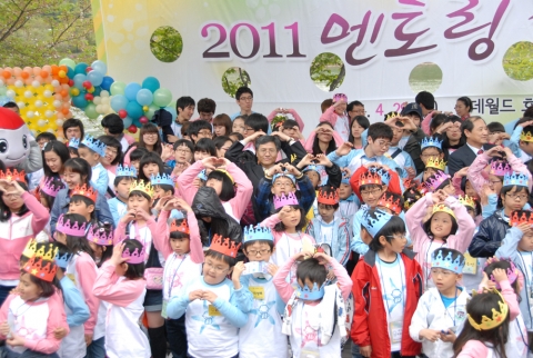 '2011 장애가정 청소년 멘토링 학습지원사업' 출범식이 29일 잠실의 한 놀이공원에서 열려 김명룡우정사업본부장과 어린이들이 희망찬 내일을 기원하는 사랑의 하트를