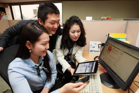 KT는 ‘올레 비즈메카 그룹웨어’를 이용하는 기업에게 스마트폰 또는 태블릿PC에서도 주요 기능을 그대로 이용할 수 있는 모바일 서비스를 무료로 지원한다.