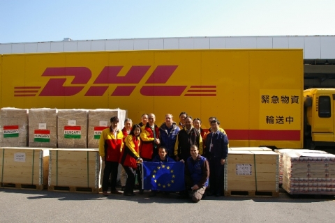 타케토 야마가와 DHL 일본 대표와 페트르 안토닌 EU CPT 현지 긴급 구호 담당자가 DHL트럭에 구호 물품을 옮겨 실으며 악수를 나누고 있다