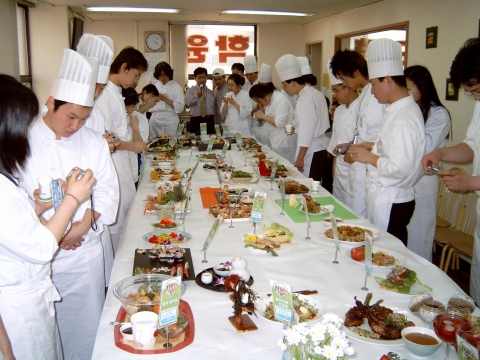 요리대회반 수업 중 품평회 장면
