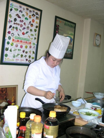 요리대회반 수업 중 실습 장면