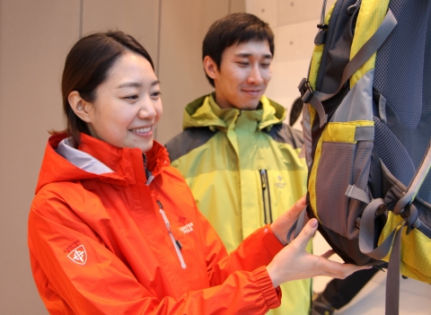 부산 금정구 부곡동에 위치한 세정 플래그십 스토어 ‘세정 갤러리’에서 인디안 봄 사은행사 기간 중 고객들이 센터폴 배낭을 고르고 있다.