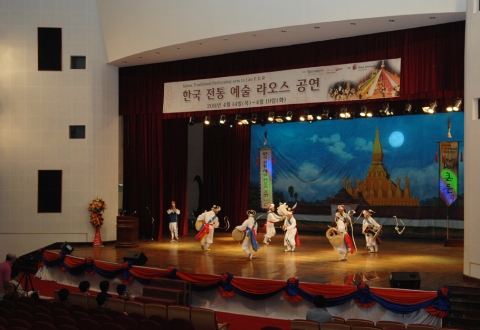 비엔티안 문화회관에서 펼쳐진 마지막 공연에는 한국 교민과 비엔티안 시민들이 관람했다.