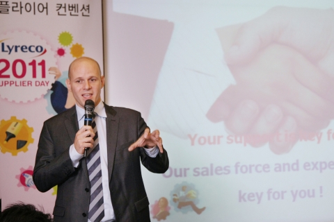 아시아 태평양 본부장 Gregory Lienard(그레고리 리이날드)씨가 리레코 협력사를 대상으로 리레코 그룹의 비전과 목표에 대한 발표를 하고 있다.