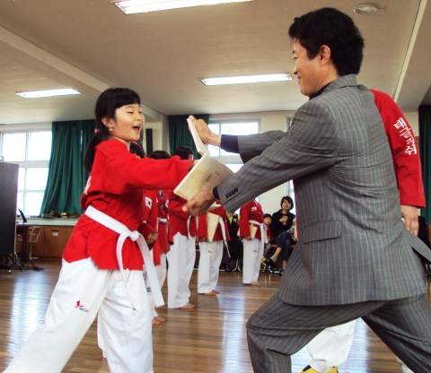 최슬기 학생이 아버지의 도움으로 격파하는 모습