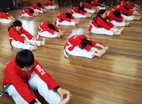 태글리쉬 승급심사전 몸풀기 하는 학생들