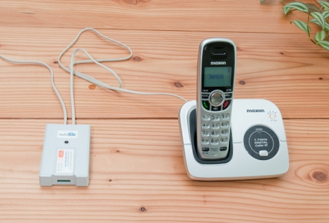 hellodial DA를 전화기에 연결한 모습