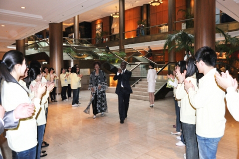 사진 4. 2010 대사초청 감사연회 시 주한외국대사들을 환영하는 대학생세계문화외교단