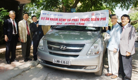 (좌로부터)이동근 외환은행 베튼남지점장, 박용준 글로벌케어 회장, 고효석 외환은행 베트남 부지점장, 권택명 외환은행나눔재단 상근이사, 조계진 글로벌케어 베트남지부장