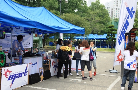 에너지음료 마크가 25일부터 27일까지 열린 한국체육대학교의 ‘천마축제’에 제품협찬했다