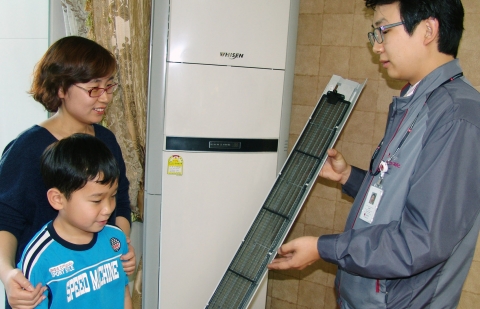 LG전자는 올 여름 폭염이 예보된 가운데 에어컨 성수기를 대비해 2일부터 내달 4일까지 전국 3천 여명의 전문 기사가 고객 집을 직접 방문해 휘센 에어컨 무상 사전점검 서비스를 펼친다. 사진은 2일 LG전자 전문 기사가 영등포구 문래동 고객 집을 방문해 에어컨 가동 전에 반드시 챙겨야 할 사항들에 대해 설명하고 있다.