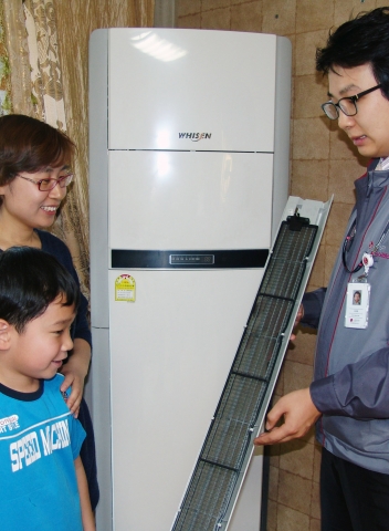 2일 LG전자 전문 기사가 영등포구 문래동 고객 집을 방문해 에어컨 가동 전에 반드시 챙겨야 할 사항들에 대해 설명하고 있다.