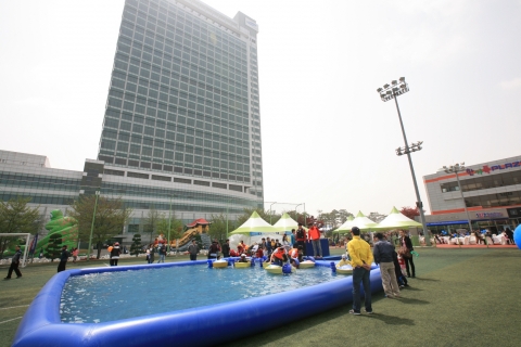 2011 삼성전자 봄나들이행사를 맞아 삼성전자 디지털시티 인조잔디구장에 마련된  