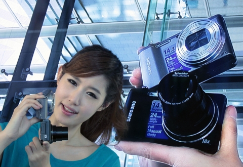 삼성전자가 콤팩트 사이즈를 유지하면서 광학 18배 슈퍼 줌 렌즈를 갖춘 프리미엄 콤팩트 카메라 'WB700'을 출시했다. 사진은 서초동 삼성전자 홍보관 딜라이트에