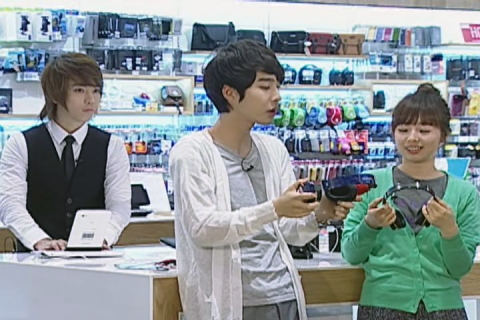 삼성 딜라이트샵이 국내 최초로 케이블 TV에서 생방송 광고를 진행했다. 사진은 생방송 광고가 진행중인 코미디 TV의 <얼짱시대4> 방송 장면.