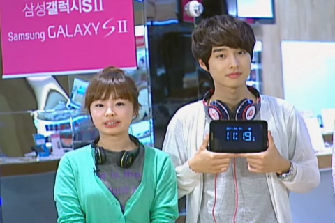 삼성 딜라이트샵이 국내 최초로 케이블 TV에서 생방송 광고를 진행했다. 사진은 생방송 광고가 진행중인 코미디 TV의 <얼짱시대4> 방송 장면.