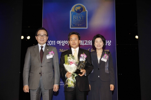 2011 여성이 뽑은 최고의 명품대상 시상식
(좌부터) 선정 위원장 윤은기 중앙공무원 교육원 원장, 김진국 하나투어 상무, 김효선 여성신문 대표