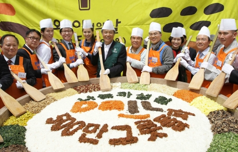 5월 2일 청량리 소재 밥퍼나눔운동본부에서 열린 밥퍼500만 나눔 축제에서 하영구 한국씨티금융지주 회장(오른쪽에서 네번째)과 함춘승 씨티글로벌마켓증권 대표(오른쪽에서 두번째)가 최일도 다일복지재단 이사장(오른쪽에서 여섯번째)을 비롯한 참석자들과 함께 나눔행사를 위한 비빔밥을 비비고 있다.