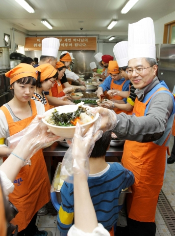 5월 2일 청량리에 위치한 밥퍼나눔운동본부에서 열린 밥퍼500만 나눔 축제에서 하영구 한국씨티금융지주 회장(오른쪽)이 비빔밥을 직접 만들어 전달하고 있다.