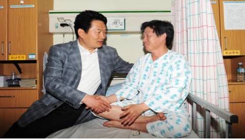 송영길 인천시장, 근로자의 날 맞아 과거 노동운동가로 투병중인 서병철씨 위문 및 격려