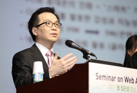5월 2일 삼성동 코엑스(COEX) 컨퍼런스룸에서 열린 세미나에 기조강연을 하고 있는 김홍선 안철수연구소 대표.