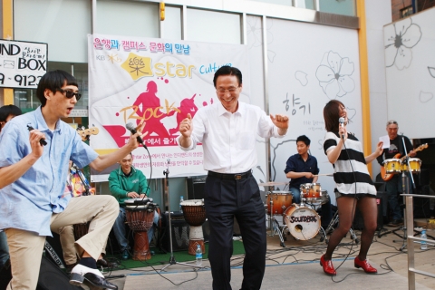 KB국민은행은 2일 저녁 서대문구 대현동에 위치한 ‘樂star 이화 배꽃 Zone’에서 금융과 캠퍼스문화가 한데 어우러지는 소통의 장을 만들기 위해 길거리 공연으로 유명한 10인조 인디밴드 ‘사운드 박스’를 초청해 라이브 공연을 열었다. 이날 공연에는 민병덕 국민은행장이 참석해 대학생 등 젊은 세대 200여명과 함께 '사운드 박스'의 열띤 공연을 즐겼다.