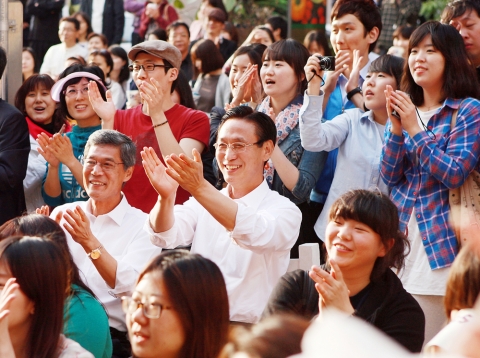 KB국민은행은 2일 저녁 서대문구 대현동에 위치한 ‘樂star 이화 배꽃 Zone’에서 금융과 캠퍼스문화가 한데 어우러지는 소통의 장을 만들기 위해 길거리 공연으로 유명한 10인조 인디밴드 ‘사운드 박스’를 초청해 라이브 공연을 열었다. 이날 공연에는 민병덕 국민은행장이 참석해 대학생 등 젊은 세대 200여명과 함께 '사운드 박스'의 열띤 공연을 즐겼다.
