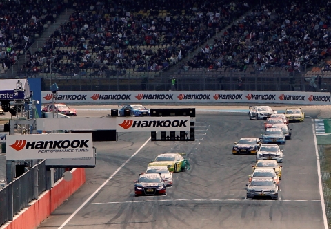 1일 독일 호켄하임링 서킷에서 열린 2011 DTM 개막전에서 참가 차량들이 스타트 라인에서 출발 신호를 기다리고 있다
