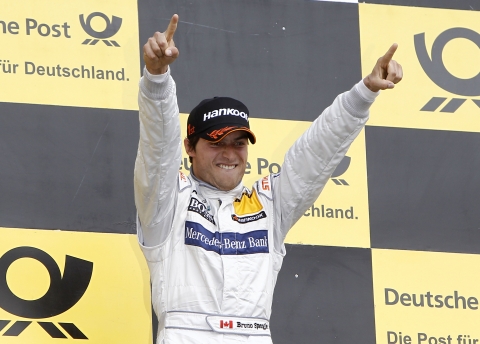 2011 DTM 개막전 우승자인 메르세데스-벤츠의 브루노 슈펭글러(Bruno Spengler)