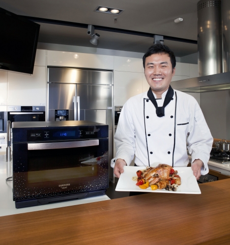 삼성전자가 독일의 항균인증기관 호헨스타일으로부터 항균인증마크를 취득한 지펠 오븐 신제품을 출시했다.  사진은 유명요리사 김현학(흰색 의상)과 신군(남색 의상)이 5월 가정의 달을 맞아 지펠 오븐으로 할 수 있는 요리를 논현동 삼성 솔루션전시장에서 선보이는 모습.