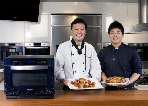 삼성전자가 독일의 항균인증기관 호헨스타일으로부터 항균인증마크를 취득한 지펠 오븐 신제품을 출시했다.  사진은 유명요리사 김현학(흰색 의상)과 신군(남색 의상)이 5월 가정의 달을 맞아 지펠 오븐으로 할 수 있는 요리를 논현동 삼성 솔루션전시장에서 선보이는 모습.