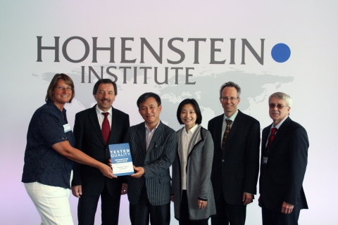 삼성전자 세라믹 코팅 조리실 개발 엔지니어가 독일 현지 호헨스타인 연구소에서 항균인증마크를 수여받은 모습.